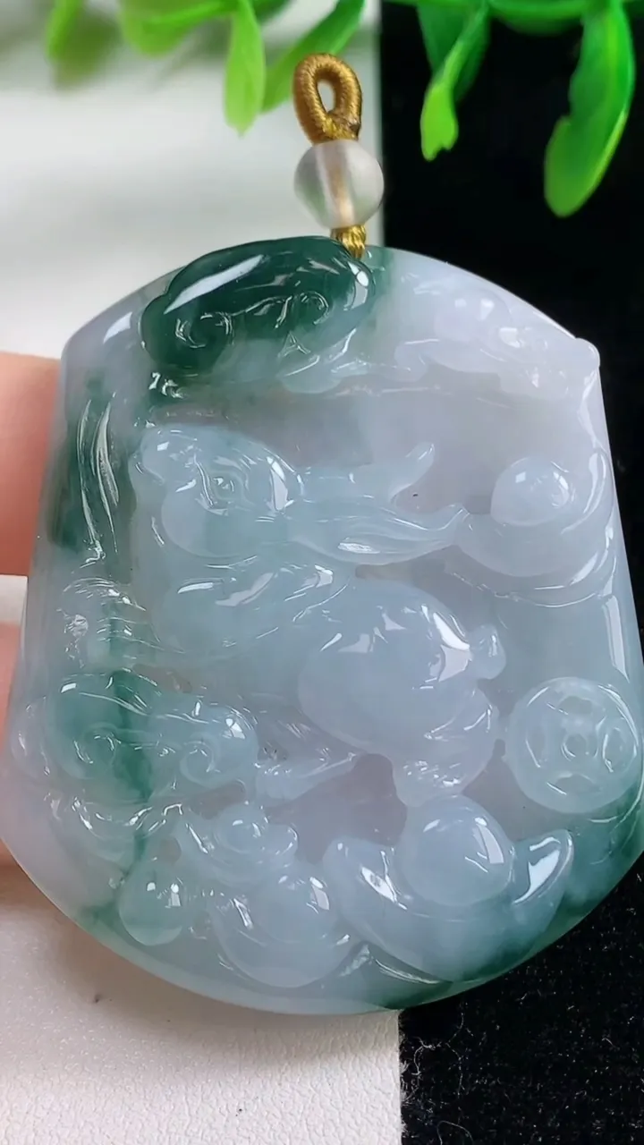 天然A货翡翠冰种飘花生肖兔吊坠，尺寸52.8-45.4-6，重量:28.29g
10月31日