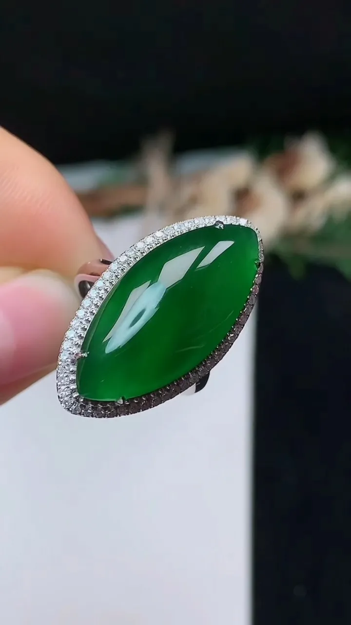 天然A货翡翠随形戒指,尺寸17.2-24.7-11.7,重量:5.97g2025年10月31日
工厂