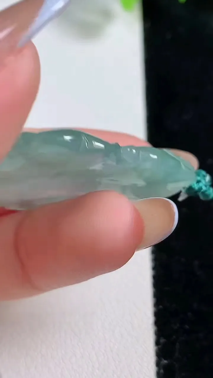 天然A货翡翠和和美美 荷叶鱼吊坠，尺寸42.6-27-4.7，重量:10.23g
10月31日