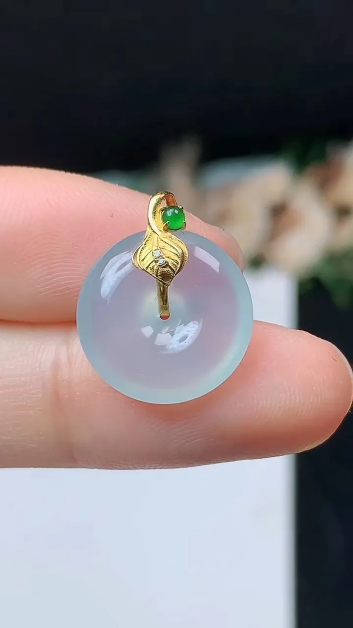 天然A货翡翠白冰平安扣吊坠，尺寸14.7-4.2，重量:1.85g
10月31日