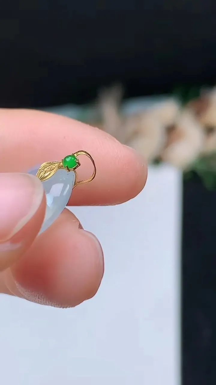 天然A货翡翠白冰平安扣吊坠，尺寸14.7-4.2，重量:1.85g
10月31日