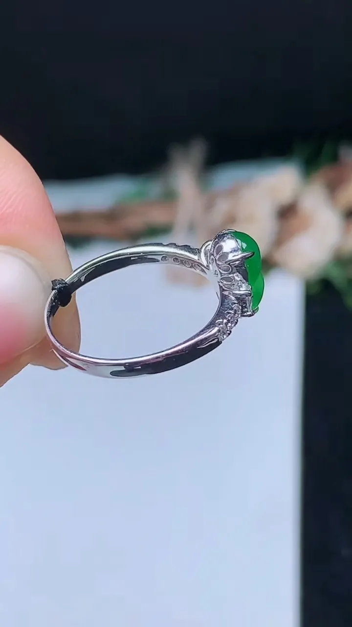 天然A货翡翠葫芦戒指，尺寸17-9.5-5.5，重量:2.27g2025年10月31日
工厂直销收藏佳品,种好水足，色泽均匀，有种有色，上手高大气！