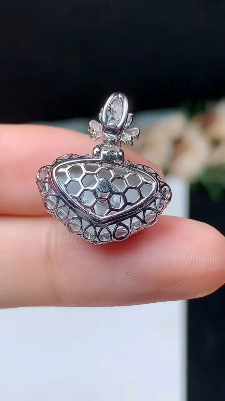 天然A货翡翠水滴吊坠，尺寸21.6-18.6-7.6，裸石10.2-15.7，重量:3.47g
10月31日