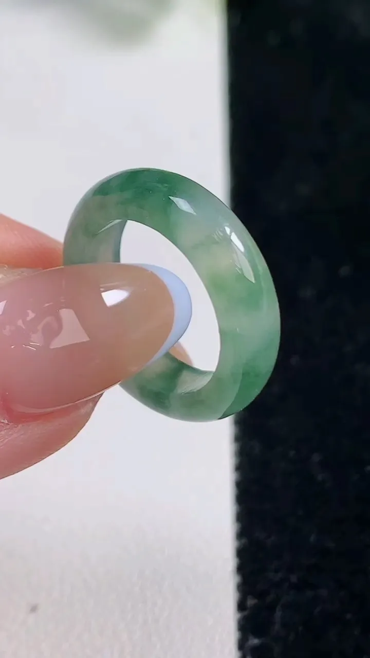 天然A货翡翠冰种飘花指环 戒指，尺寸15.4-4.7-2.8，重量:2.85g2025年10月31日