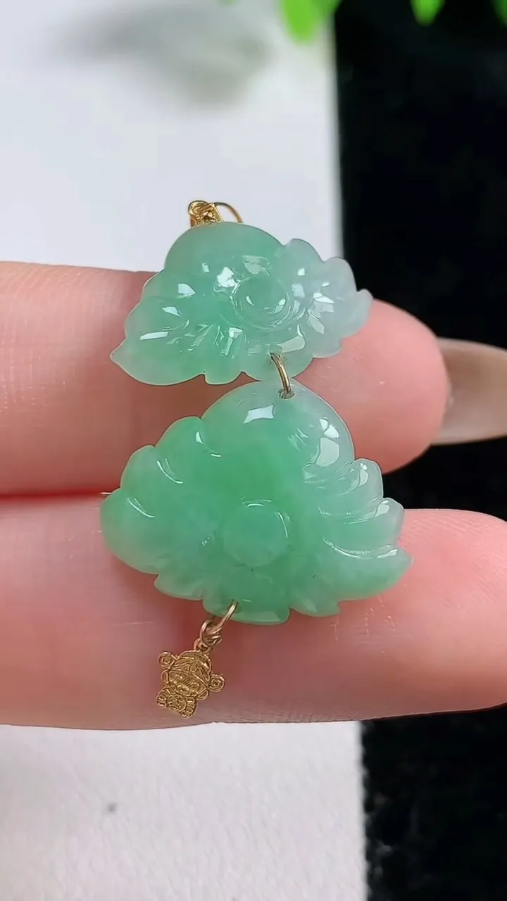 天然A货翡翠和和美美 荷花吊坠，尺寸32.7-17.8-4，重量:3.55g
10月31日