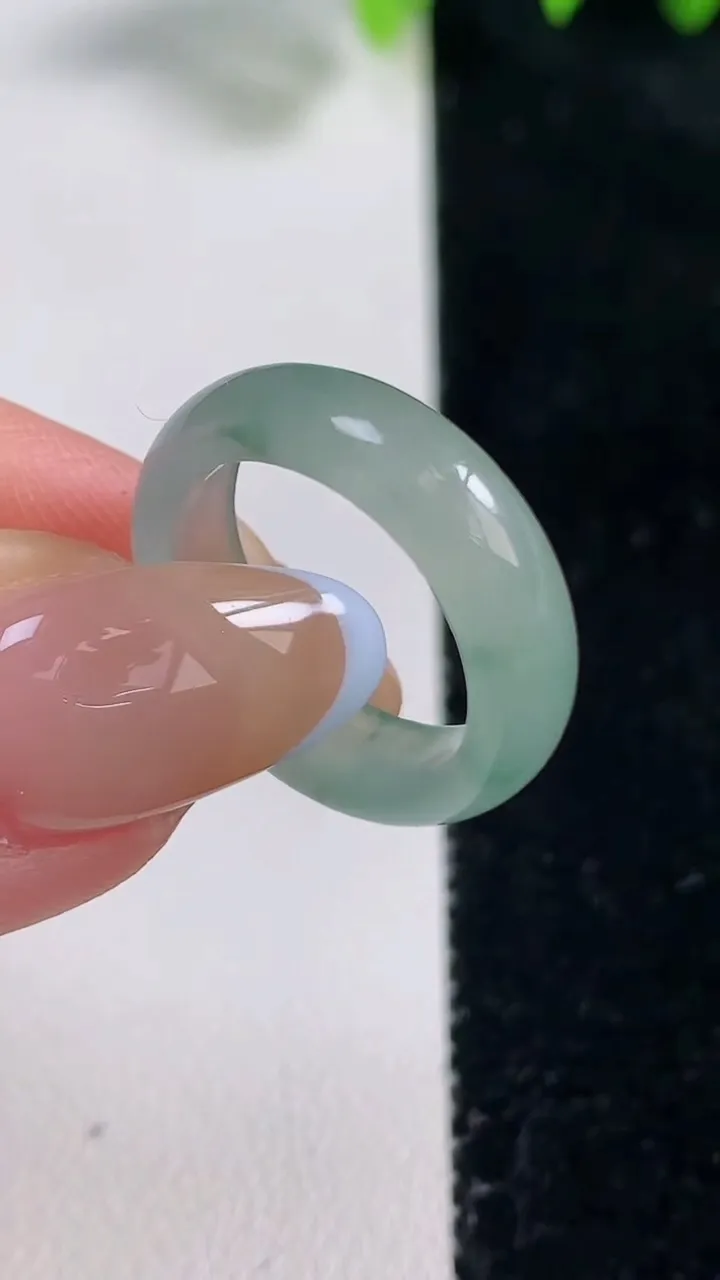 天然A货翡翠冰种飘花指环戒指，尺寸16.5-5.3-2.6，重量:3.04g2025年10月31日
