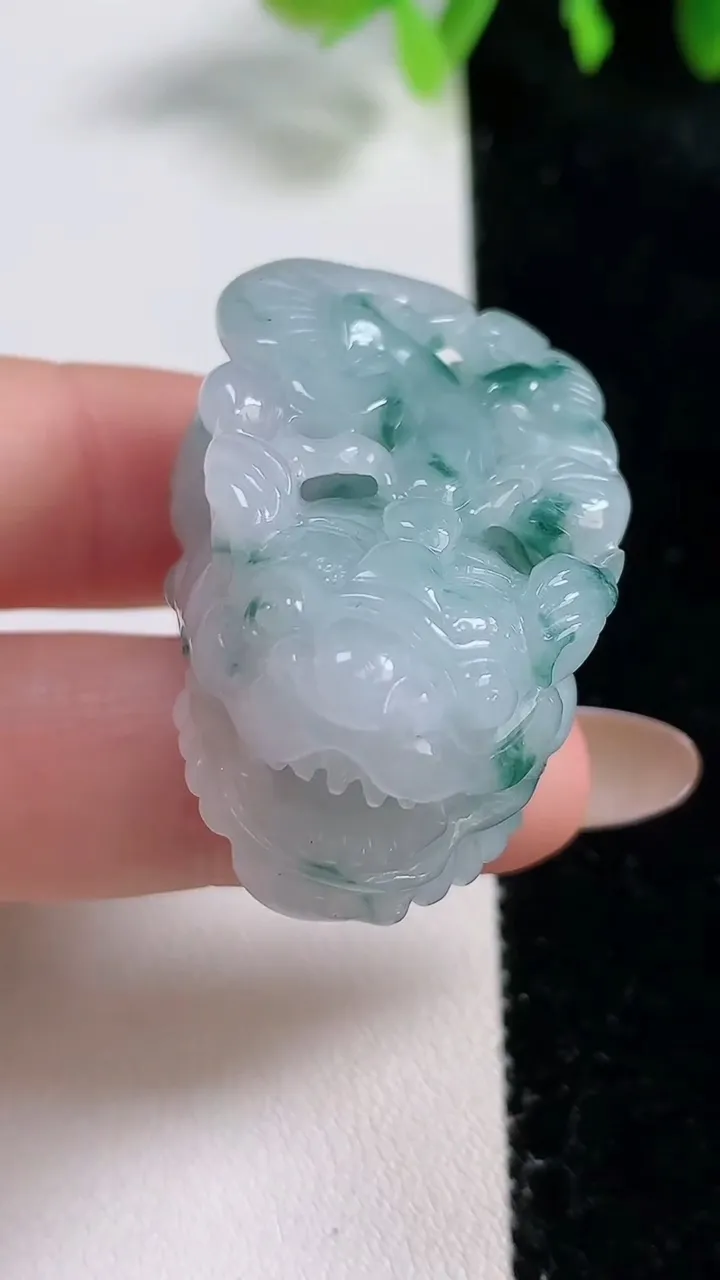 天然A货翡翠冰种飘花貔貅吊坠，尺寸38.3-23.4-20，重量:36.62g
10月31日