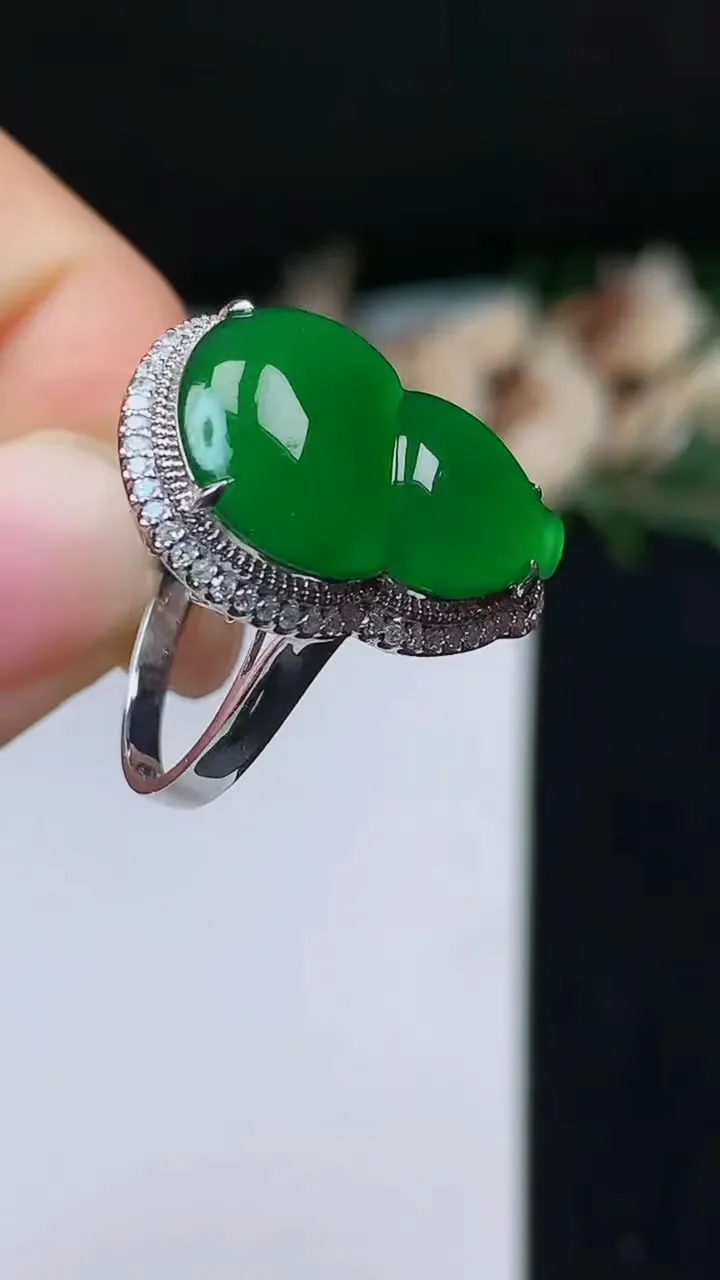 天然A货翡翠葫芦戒指，尺寸17-19-13.5，重量:4.84g2025年10月31日
工厂直销收藏佳品,种好水足，色泽均匀，有种有色，上手高大气！