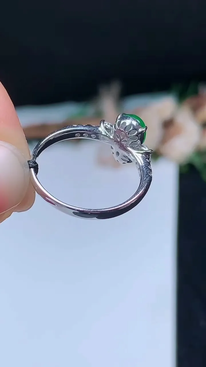 天然A货翡翠葫芦戒指，尺寸17-9.5-5.5，重量:2.27g2025年10月31日
工厂直销收藏佳品,种好水足，色泽均匀，有种有色，上手高大气！