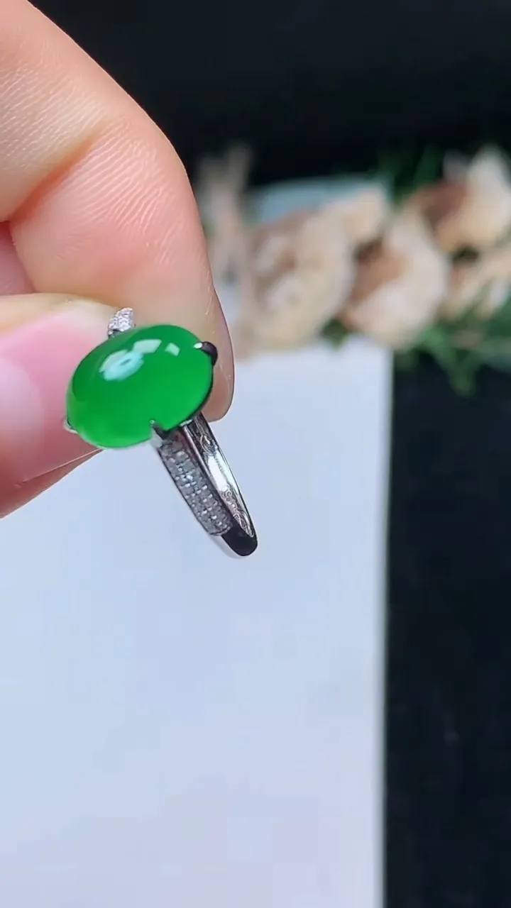 天然A货翡翠蛋面戒指，尺寸16.9-10-7.2，重量:2.14g2025年10月31日
工厂直销收藏佳品,种好水足，色泽均匀，有种有色，上手高大气！