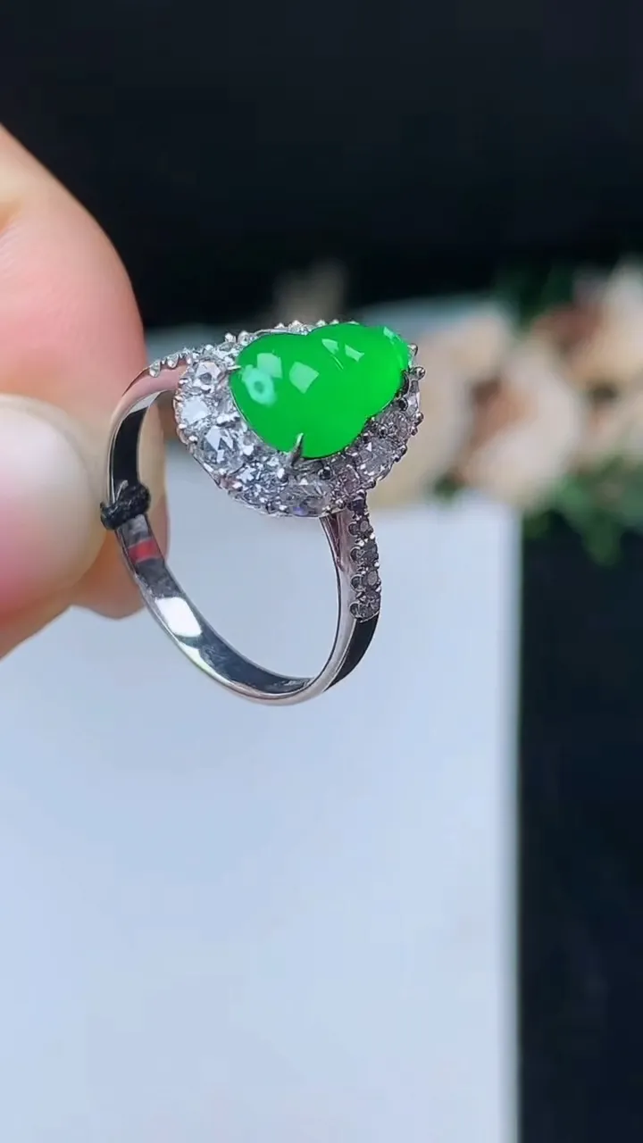 天然A货翡翠葫芦戒指，尺寸17-9.7-6.7，重量:2.95g2025年10月31日
工厂直销收藏佳品,种好水足，色泽均匀，有种有色，上手高大气！