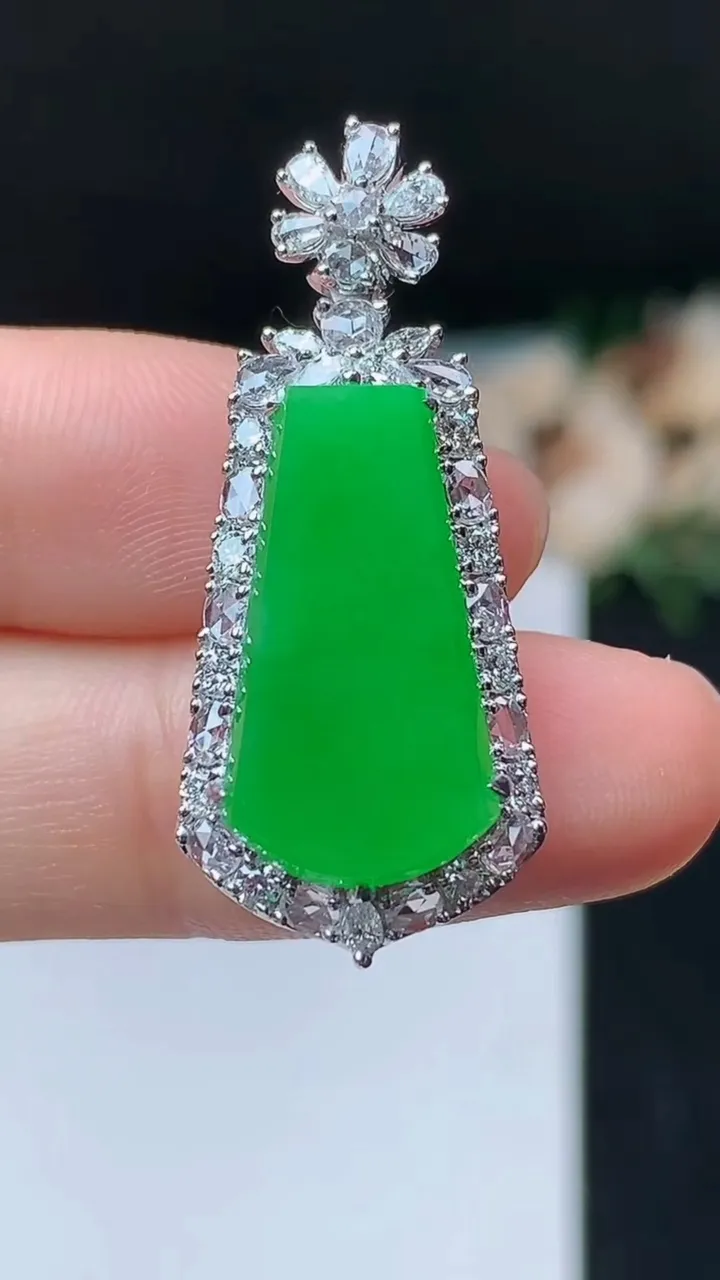 天然A货翡翠无事牌吊坠，尺寸34.6-14.8-8.3，裸石19.7-10.3，重量:5.04g
1