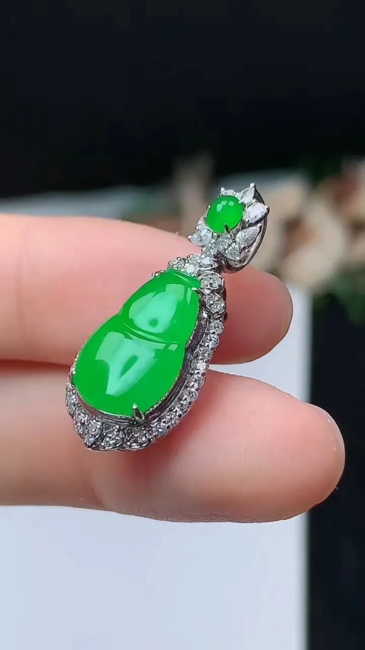 天然A货翡翠葫芦吊坠，尺寸26.9-11.7-8.6，裸石13.5-8.7，重量:3.52g
10月31日