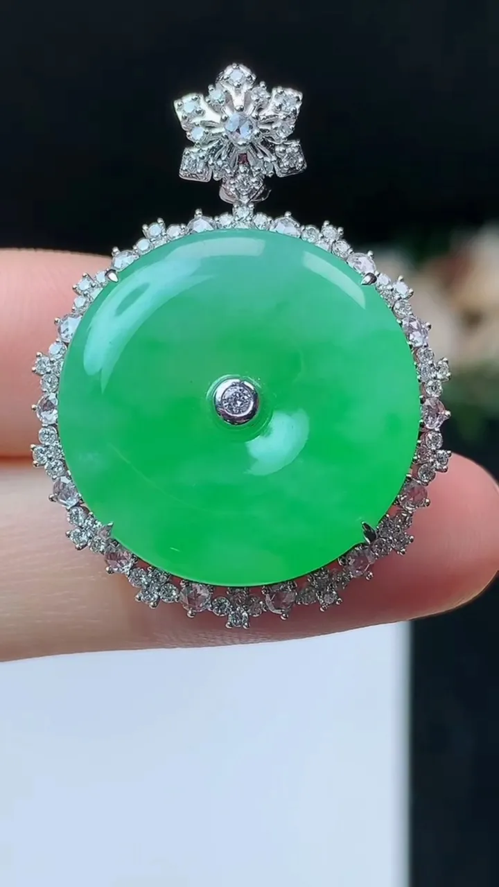 天然A货翡翠平安扣吊坠，尺寸35.8-26.6-9.4，裸石21.7，重量:8.78g
10月31日