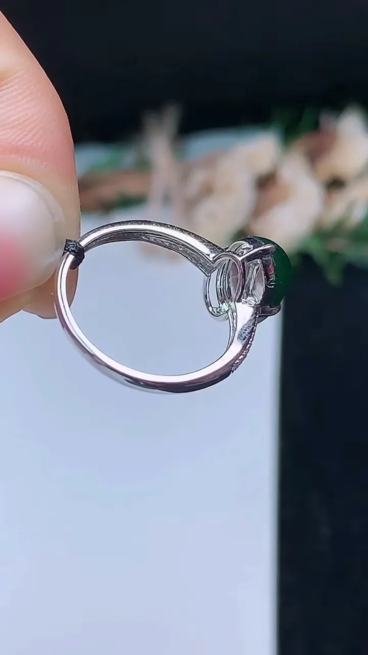 天然A货翡翠蛋面戒指，尺寸16.9-10-7.2，重量:2.14g2025年10月31日
工厂直销收藏佳品,种好水足，色泽均匀，有种有色，上手高大气！