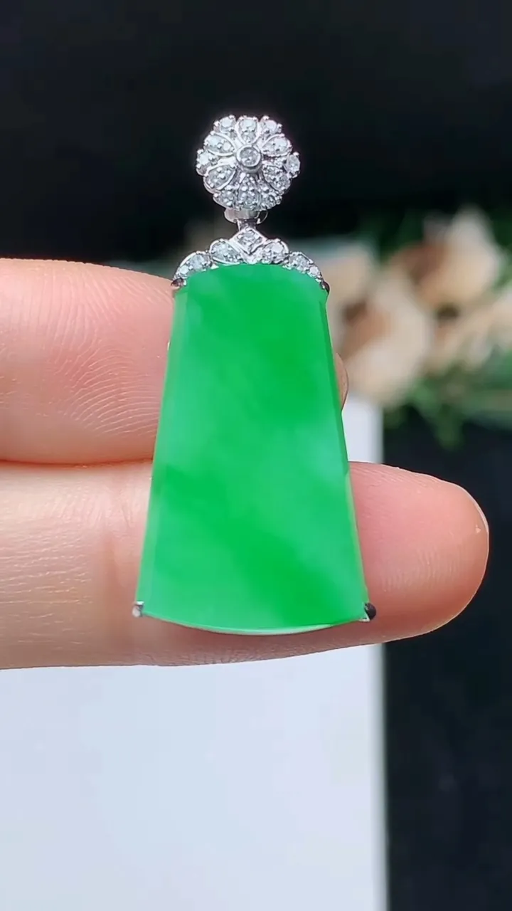 天然A货翡翠无事牌吊坠，尺寸23-14-5.9，重量:4.57g
10月31日