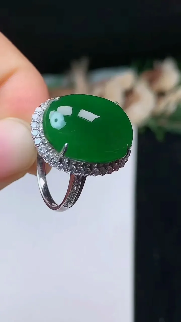 天然A货翡翠蛋面戒指，尺寸16.9-17.5-12.6，重量:5.86g2025年10月31日
工厂直销收藏佳品,种好水足，色泽均匀，有种有色，上手高大气！