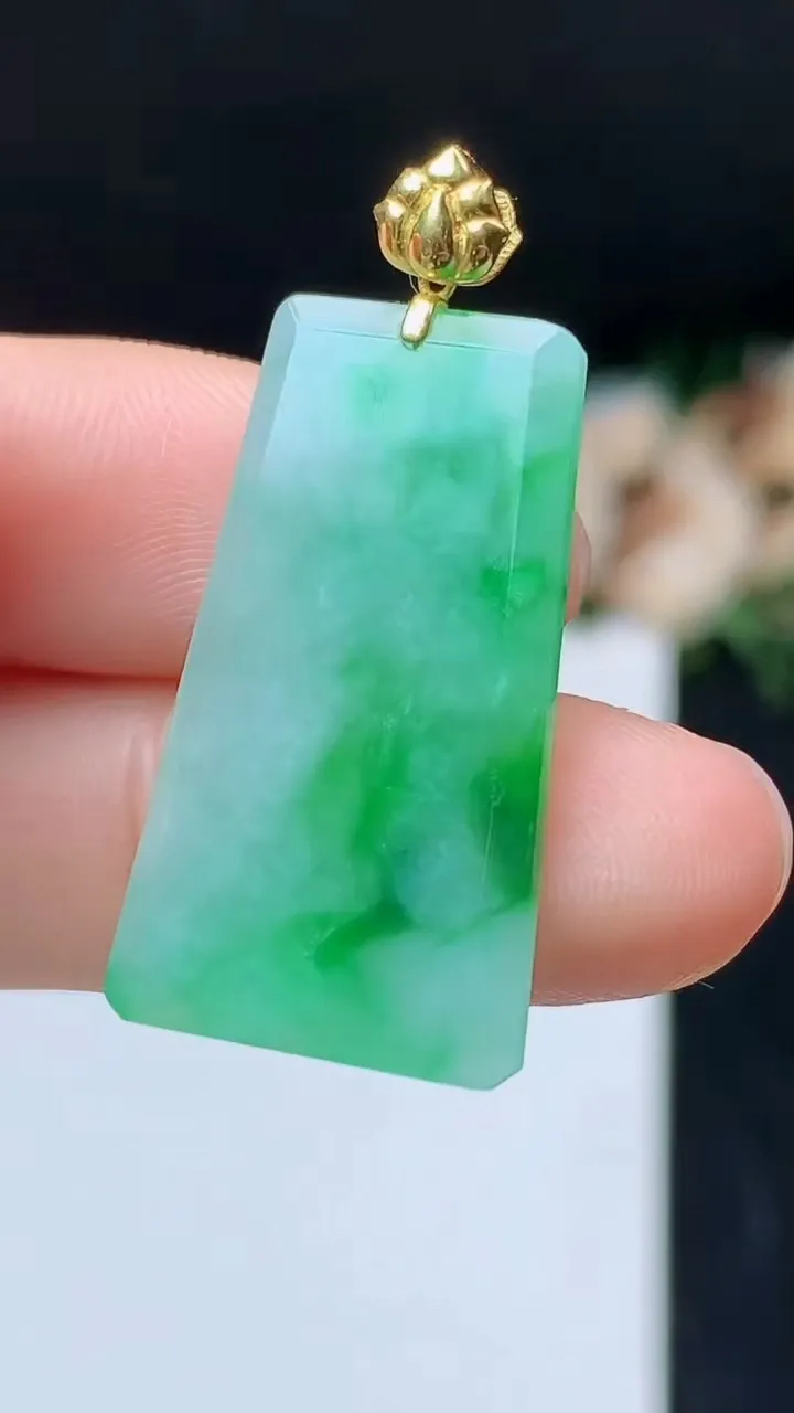 天然A货翡翠无事牌吊坠，尺寸28.6-16.5-2.6，重量:3.66g
10月31日