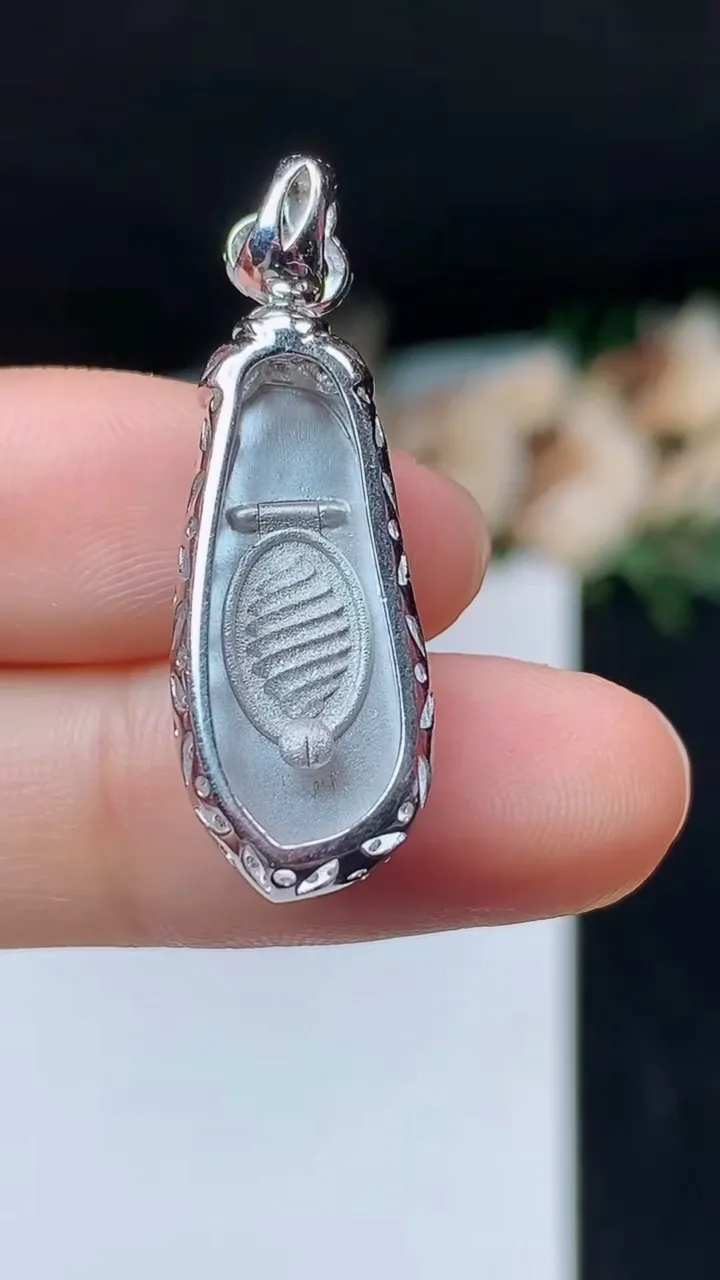 天然A货翡翠福豆吊坠，尺寸32-10.8-6.9，裸石21.8-9，重量:3.76g
10月31日