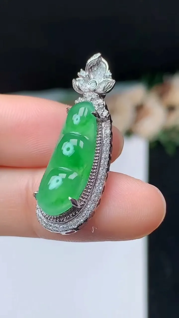 天然A货翡翠福豆吊坠，尺寸33.5-11.3-8.5，裸石21.4-7.8，重量:3.91g
10月31日