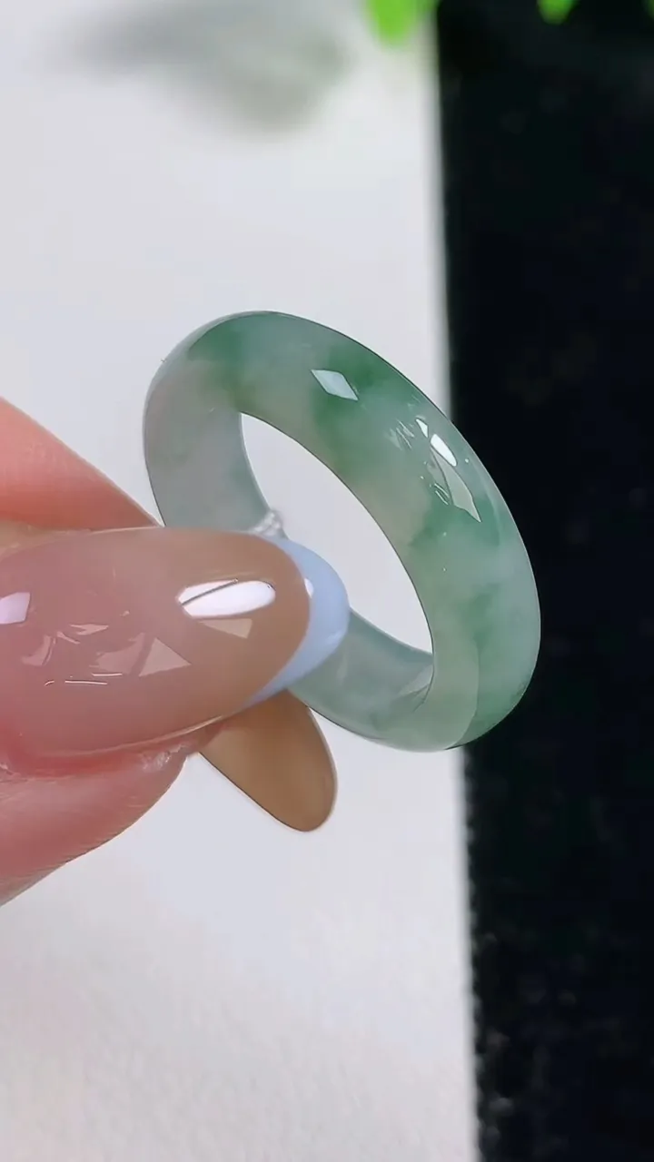 天然A货翡翠冰种飘花指环 戒指，尺寸17.4-5-3，重量:3.26g2025年10月31日
工厂直