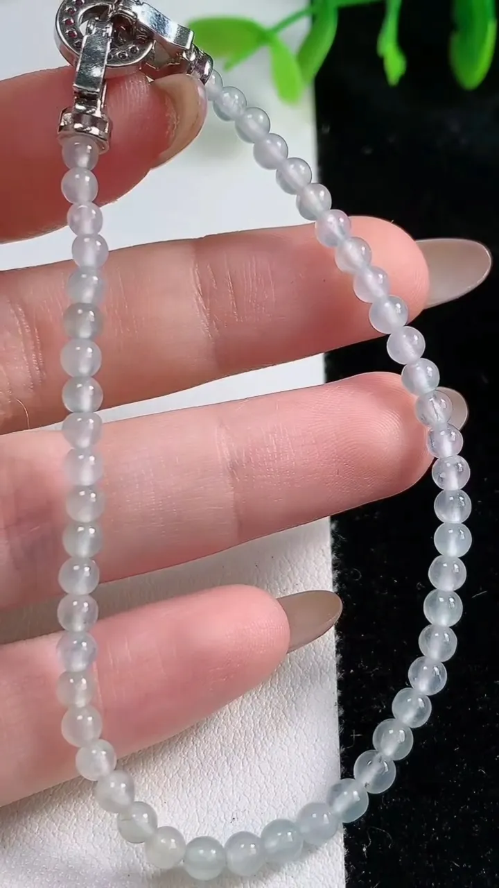 天然A货翡翠种飘花小米珠手串，尺寸3.7-50颗，重量:6.43g10月31日
工厂直销收藏佳品,种好水足，色泽均匀，有种有色，上手高大气！