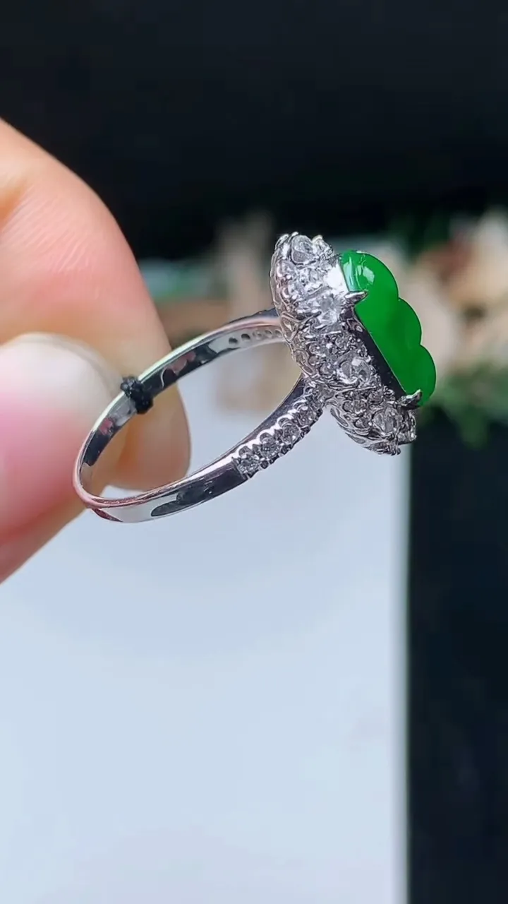 天然A货翡翠福豆戒指，尺寸17.2-11.8-6.5，重量:2.75g2025年10月31日
工厂直销收藏佳品,种好水足，色泽均匀，有种有色，上手高大气！