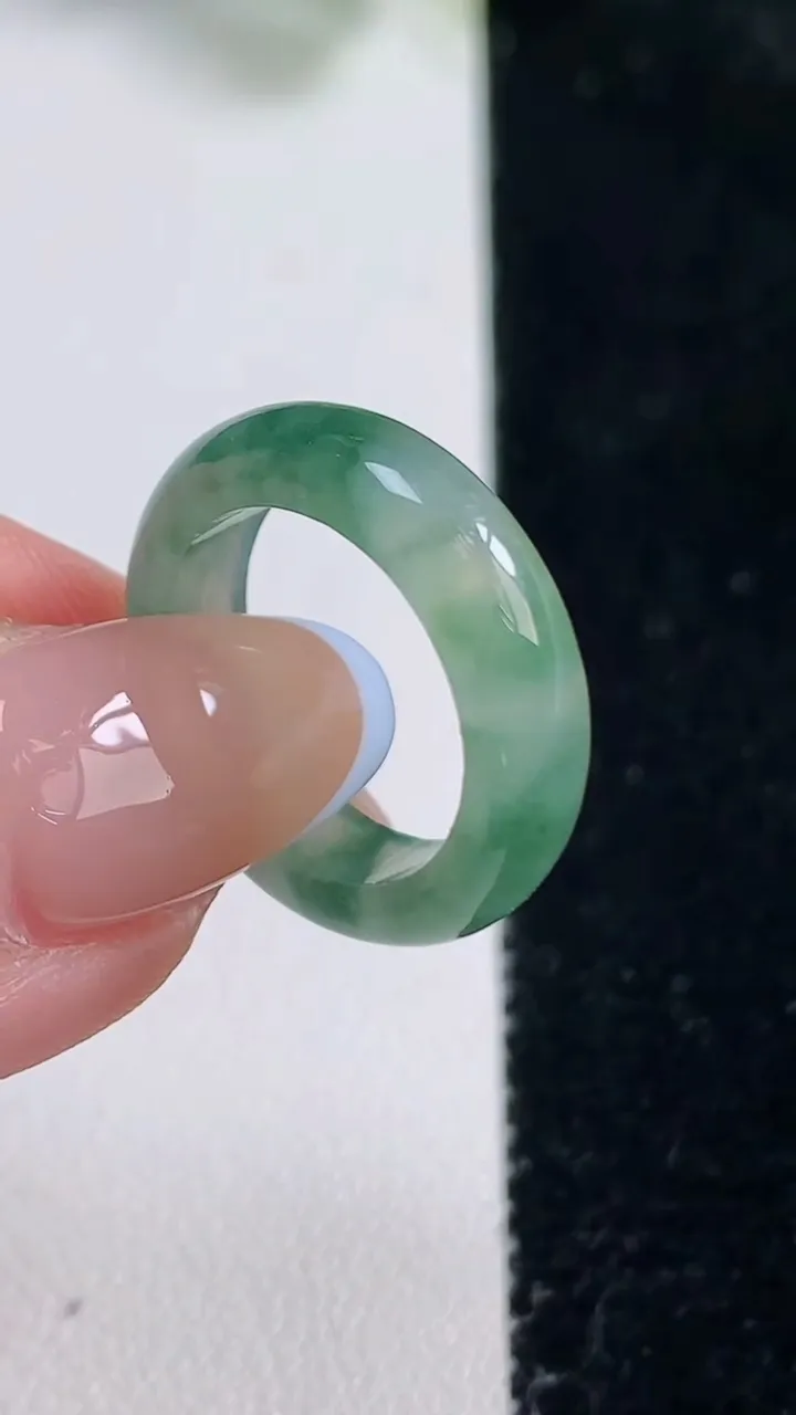 天然A货翡翠冰种飘花指环 戒指，尺寸15.4-4.7-2.8，重量:2.85g2025年10月31日
工厂直销收藏佳品,种好水足，色泽均匀，有种有色，上手高大气！