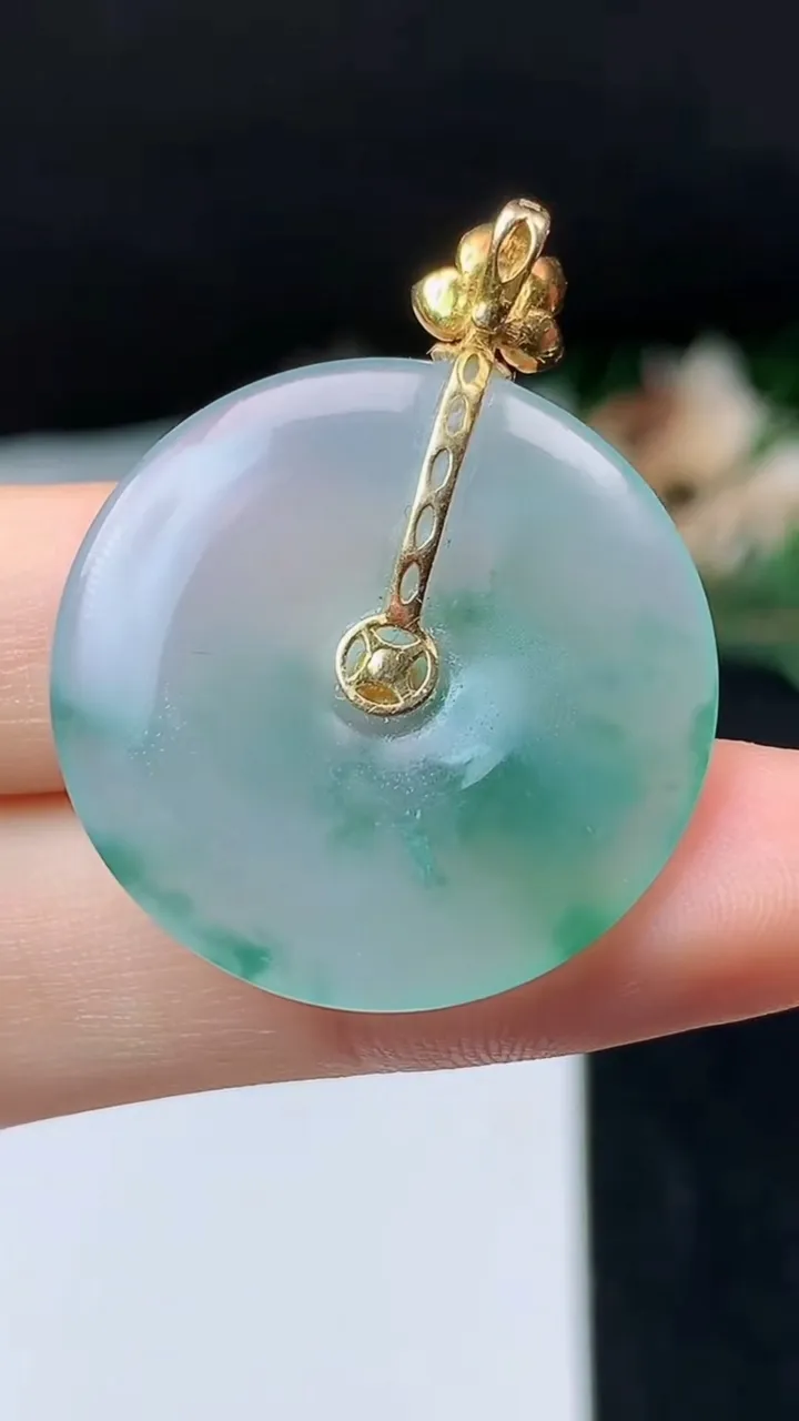 天然A货翡翠飘花平安扣吊坠，尺寸27.4-4.1，重量:7.00g
10月31日