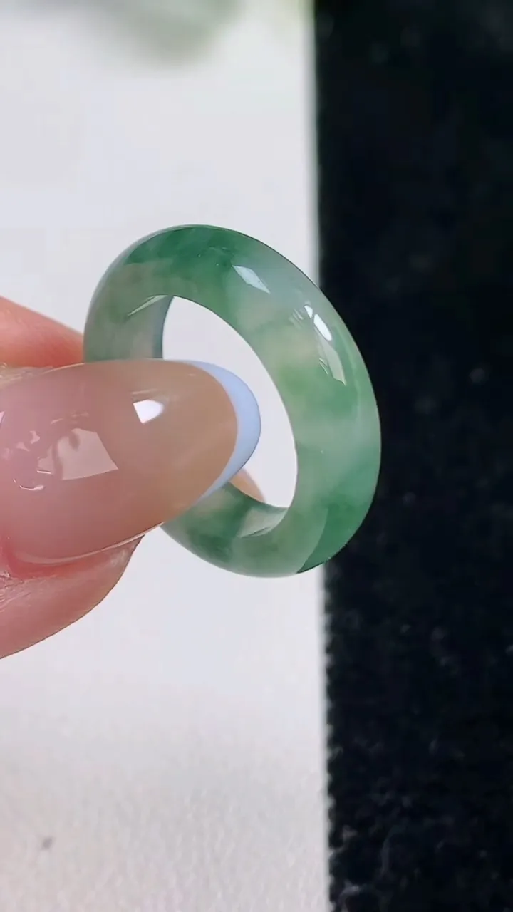 天然A货翡翠冰种飘花指环 戒指，尺寸15.4-4.7-2.8，重量:2.85g2025年10月31日
工厂直销收藏佳品,种好水足，色泽均匀，有种有色，上手高大气！