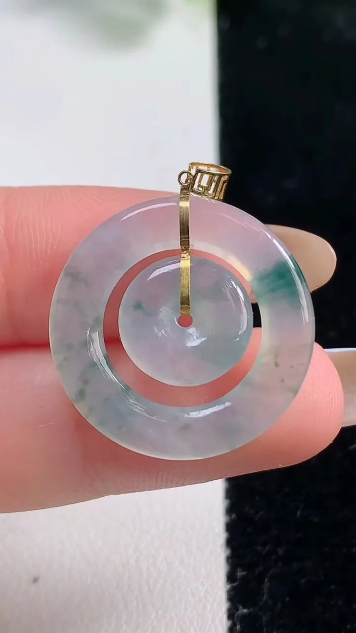 天然A货翡翠种飘花母子平安环吊坠，尺寸23.3-2.7，重量:3.06g
10月31日