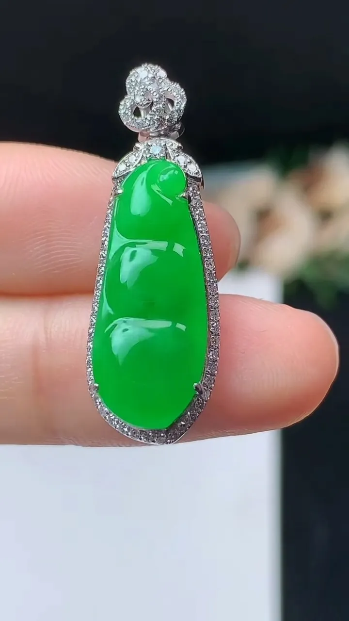 天然A货翡翠福豆吊坠，尺寸32-10.8-6.9，裸石21.8-9，重量:3.76g
10月31日