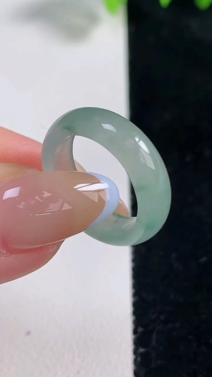 天然A货翡翠冰种飘花指环戒指，尺寸16.5-5.3-2.6，重量:3.04g2025年10月31日
工厂直销收藏佳品,种好水足，色泽均匀，有种有色，上手高大气！