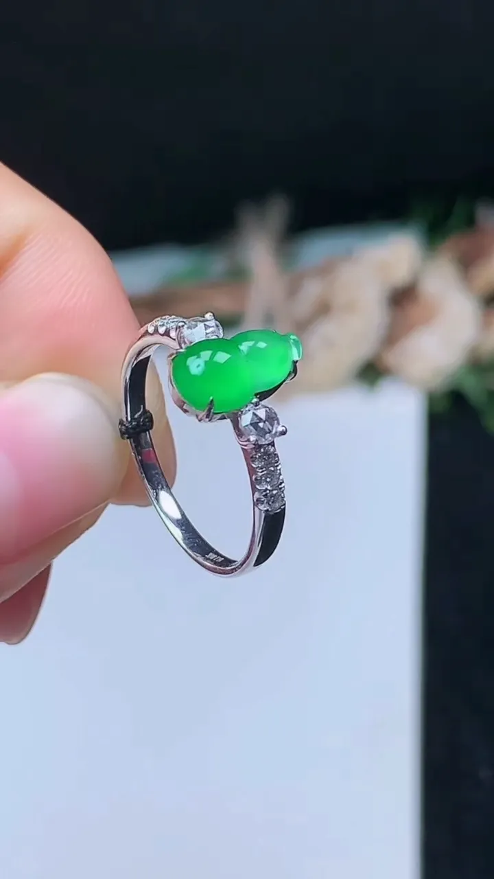 天然A货翡翠葫芦戒指，尺寸17-9.5-5.5，重量:2.27g2025年10月31日
工厂直销收藏佳品,种好水足，色泽均匀，有种有色，上手高大气！