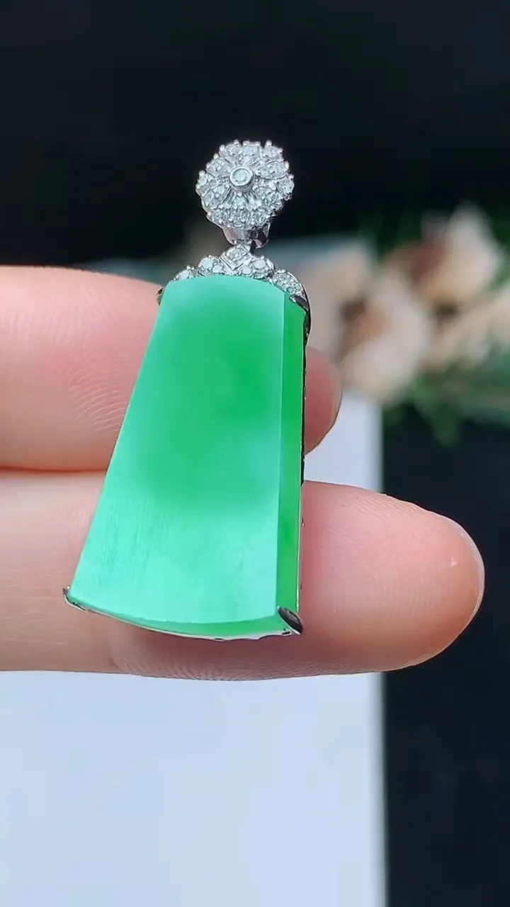 天然A货翡翠无事牌吊坠，尺寸23-14-5.9，重量:4.57g
10月31日