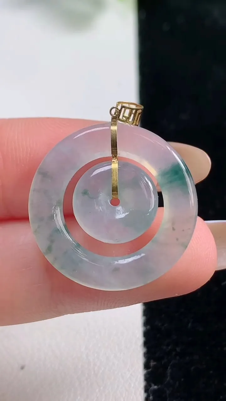 天然A货翡翠种飘花母子平安环吊坠，尺寸23.3-2.7，重量:3.06g
10月31日