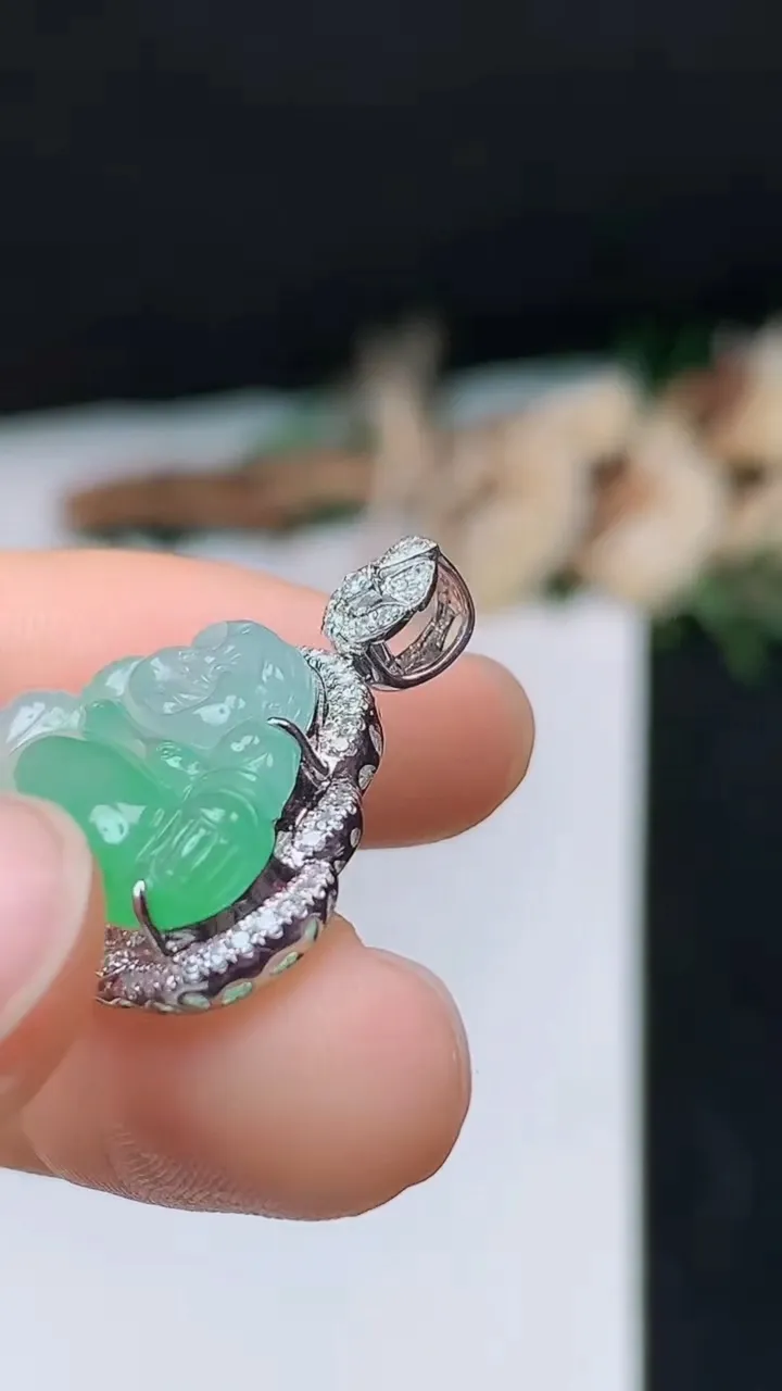 天然A货翡翠佛公吊坠，尺寸24-24-7.4，裸石13.9-21.6，重量:3.77g
10月31日，重量:3.77g