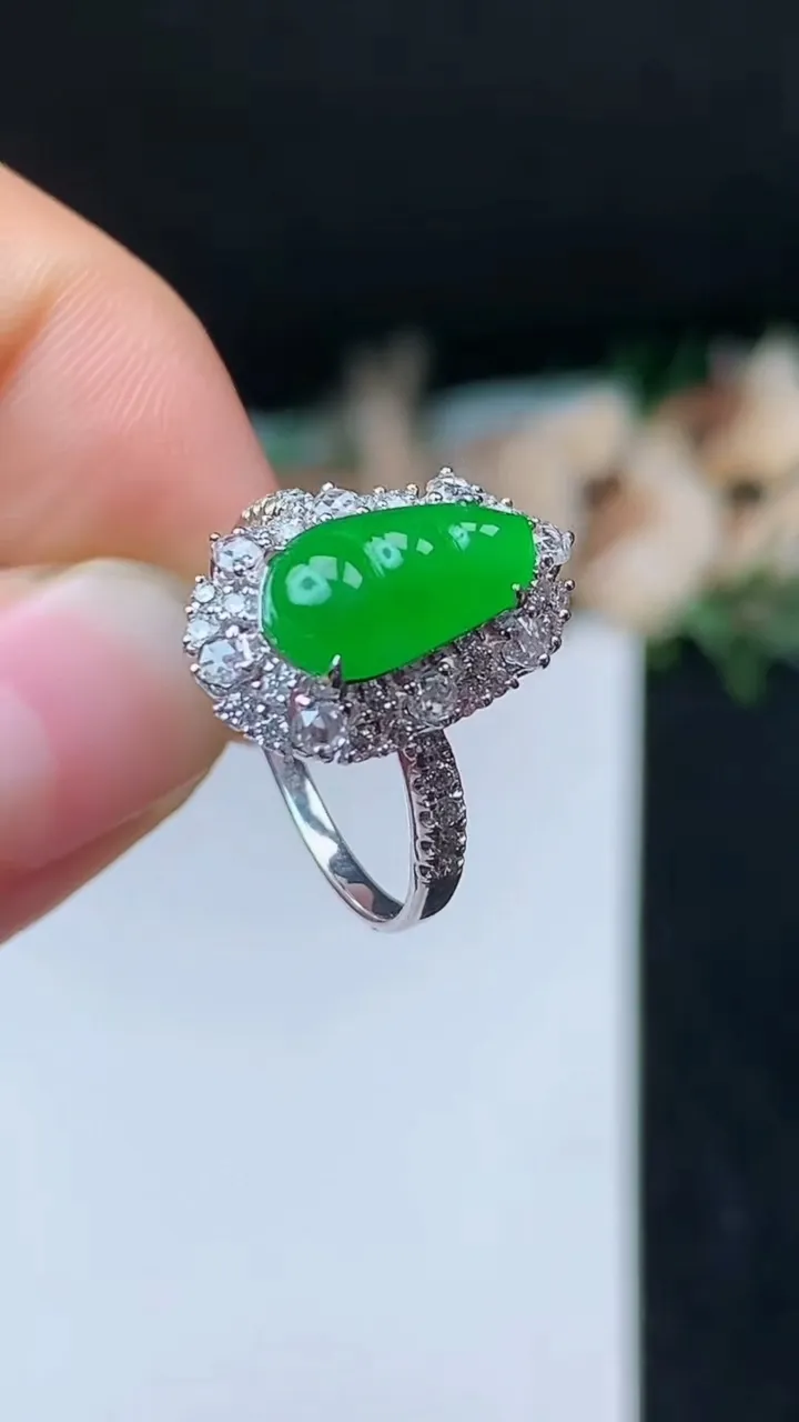 天然A货翡翠福豆戒指，尺寸17.2-11.8-6.5，重量:2.75g2025年10月31日
工厂直销收藏佳品,种好水足，色泽均匀，有种有色，上手高大气！