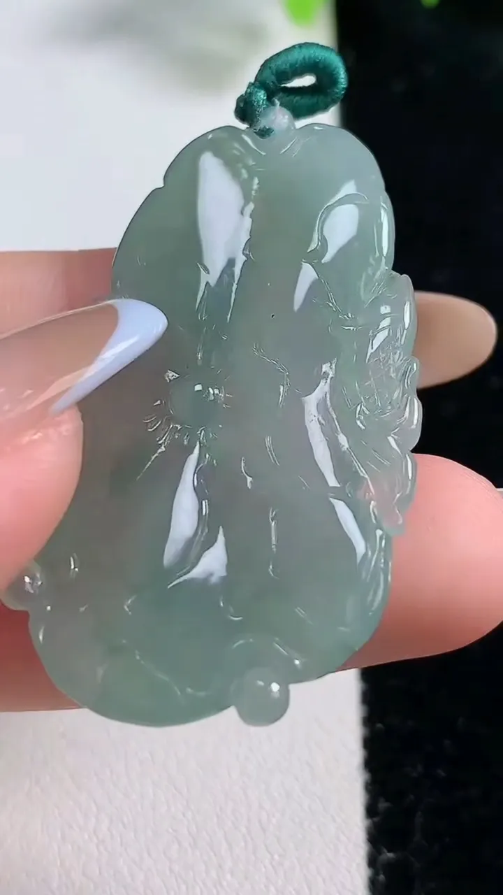 天然A货翡翠和和美美 荷叶鱼吊坠，尺寸42.6-27-4.7，重量:10.23g
10月31日