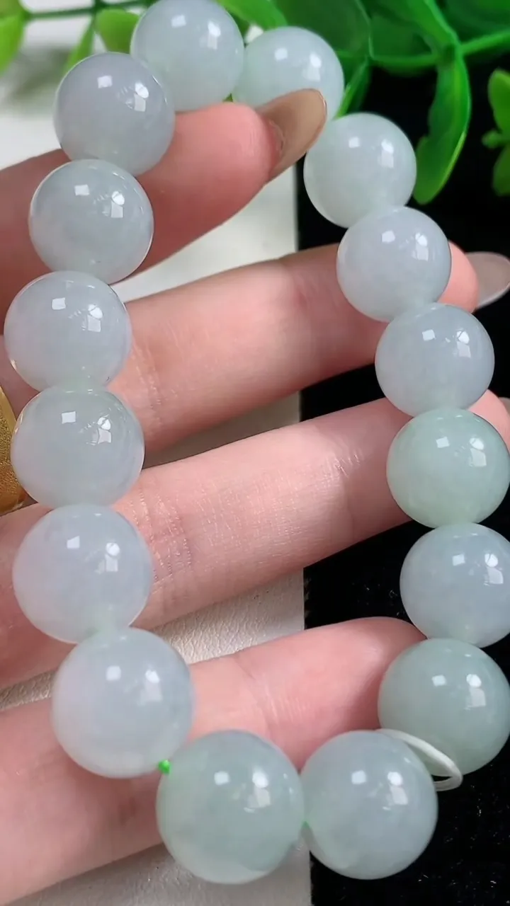天然A货翡翠圆珠手串，尺寸12.4-16颗，重量:53.30g10月31日
工厂直销收藏佳品,种好水足，色泽均匀，有种有色，上手高大气！