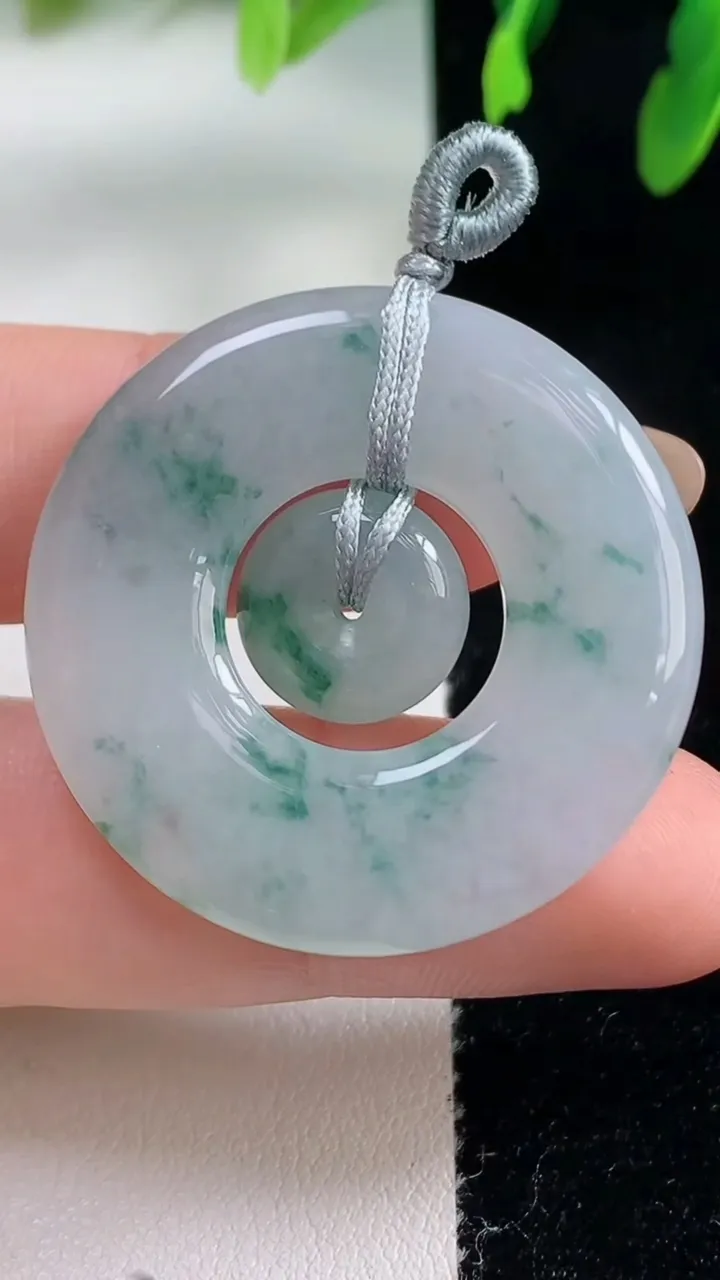 天然A货翡翠冰种飘花母子平安扣吊坠，尺寸34-4.7，重量:10.88g
10月31日