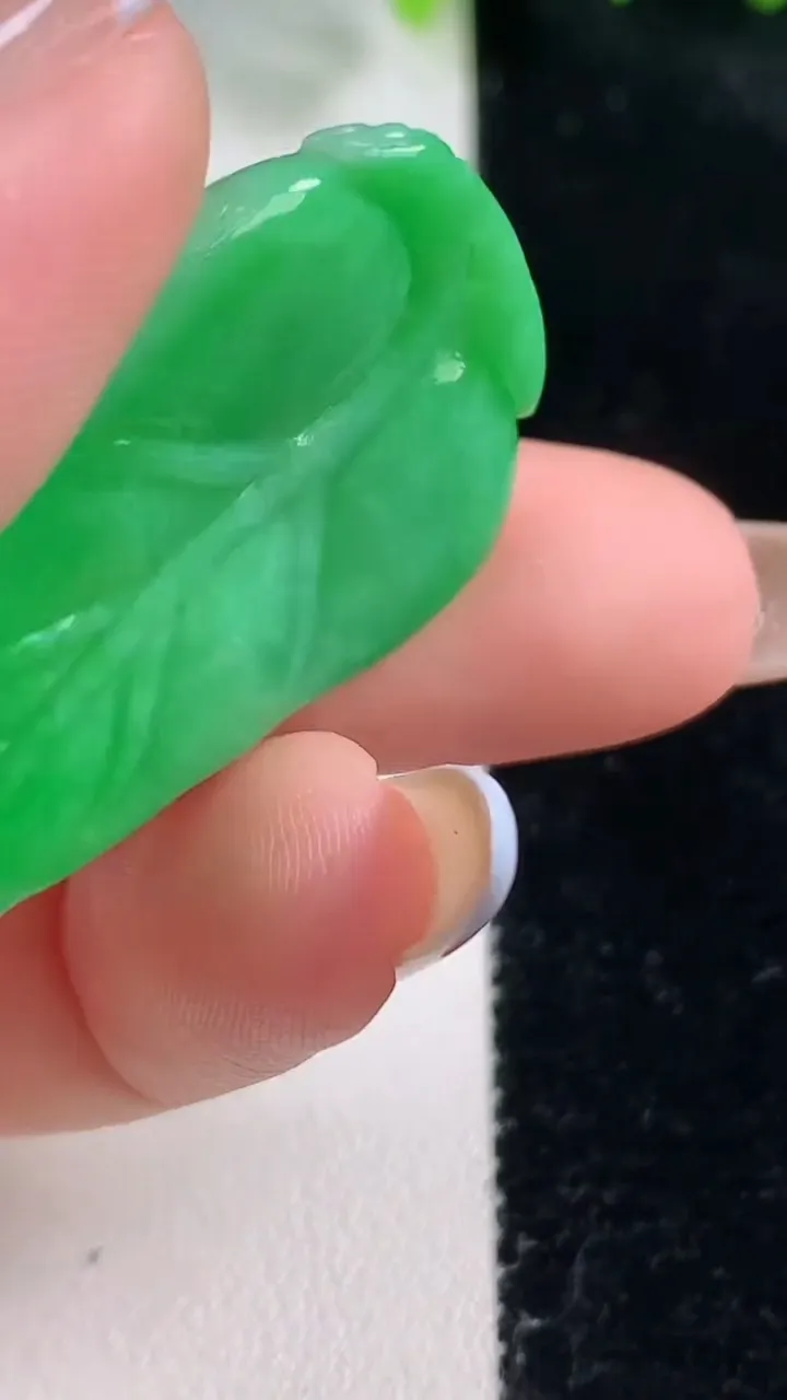 天然A货翡翠金枝玉叶 叶子吊坠，尺寸40-23-5.6，重量:8.00g
10月31日