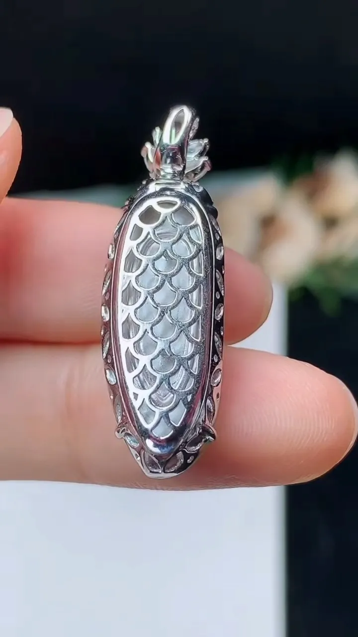 天然A货翡翠福瓜吊坠，尺寸26.9-10.6-7.7，重量:5.72g
10月31日