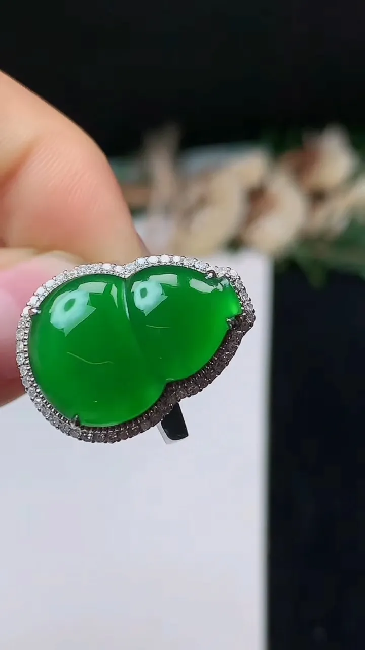 天然A货翡翠葫芦戒指，尺寸17-19-13.5，重量:4.84g2025年10月31日
工厂直销收藏佳品,种好水足，色泽均匀，有种有色，上手高大气！