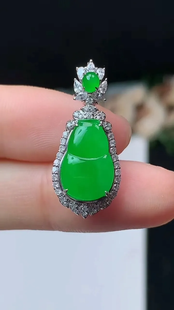 天然A货翡翠葫芦吊坠，尺寸26.9-11.7-8.6，裸石13.5-8.7，重量:3.52g
10月31日