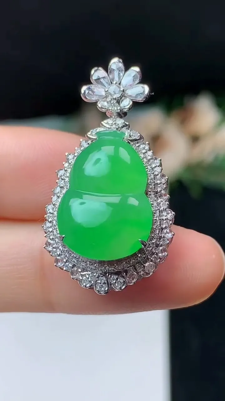 天然A货翡翠葫芦吊坠，尺寸32.4-17.8-12，裸石16.7-12，重量:5.50g
10月31日