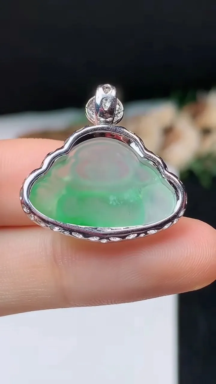 天然A货翡翠佛公吊坠，尺寸24-24-7.4，裸石13.9-21.6，重量:3.77g
10月31日，重量:3.77g