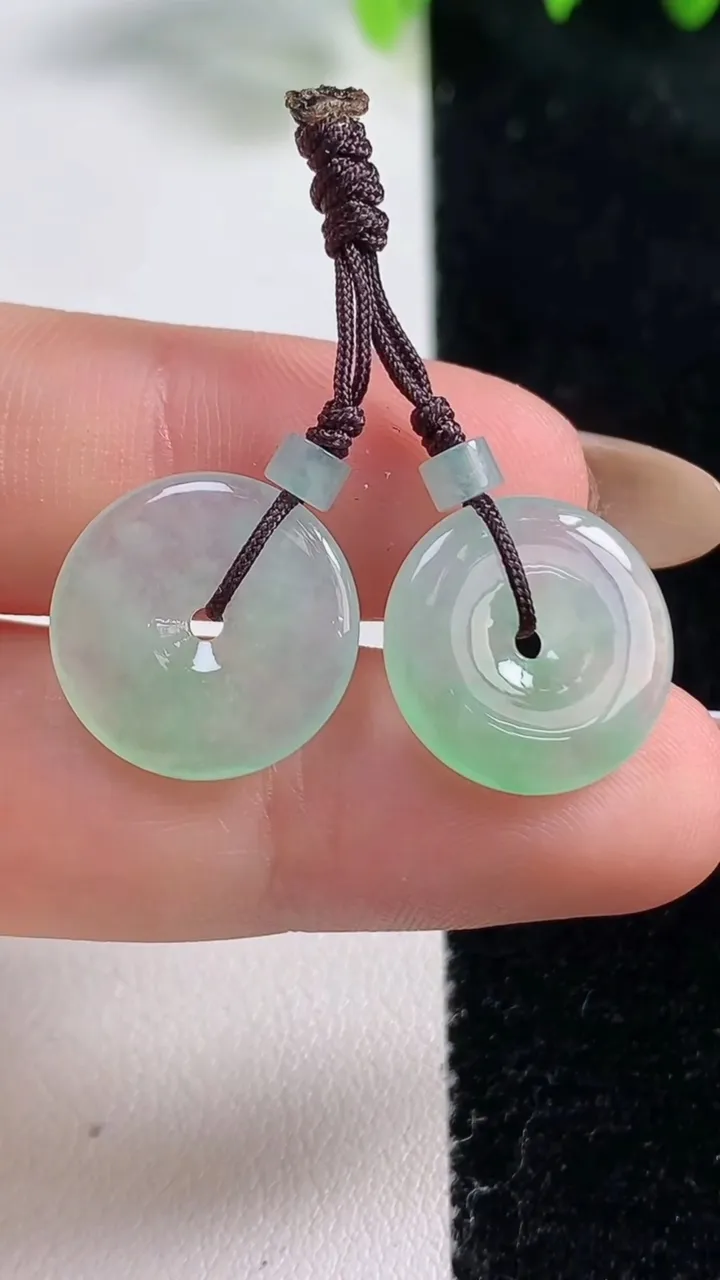 天然A货翡翠平安扣吊坠一对，尺寸15.2-2.6，重量:3.41g
10月31日