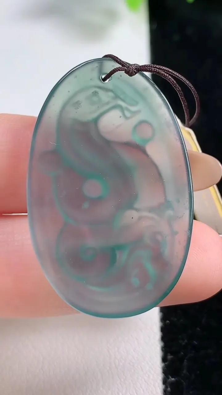 天然A货翡翠冰种蓝水生肖蛇吊坠，尺寸38.5-24.5-3.6，重量:6.79g
10月31日