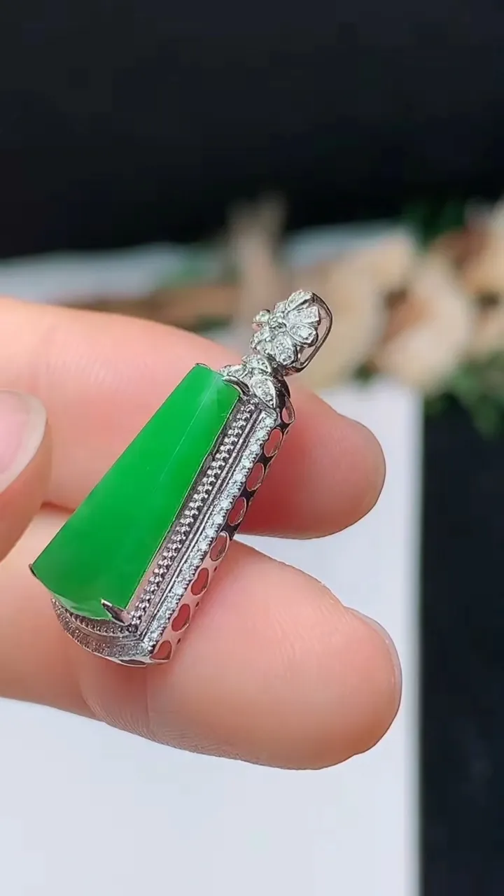 天然A货翡翠无事牌吊坠，尺寸27-10.8-6.4，裸石17.5-7.4，重量:2.21g
10月31日，重量:2.21g